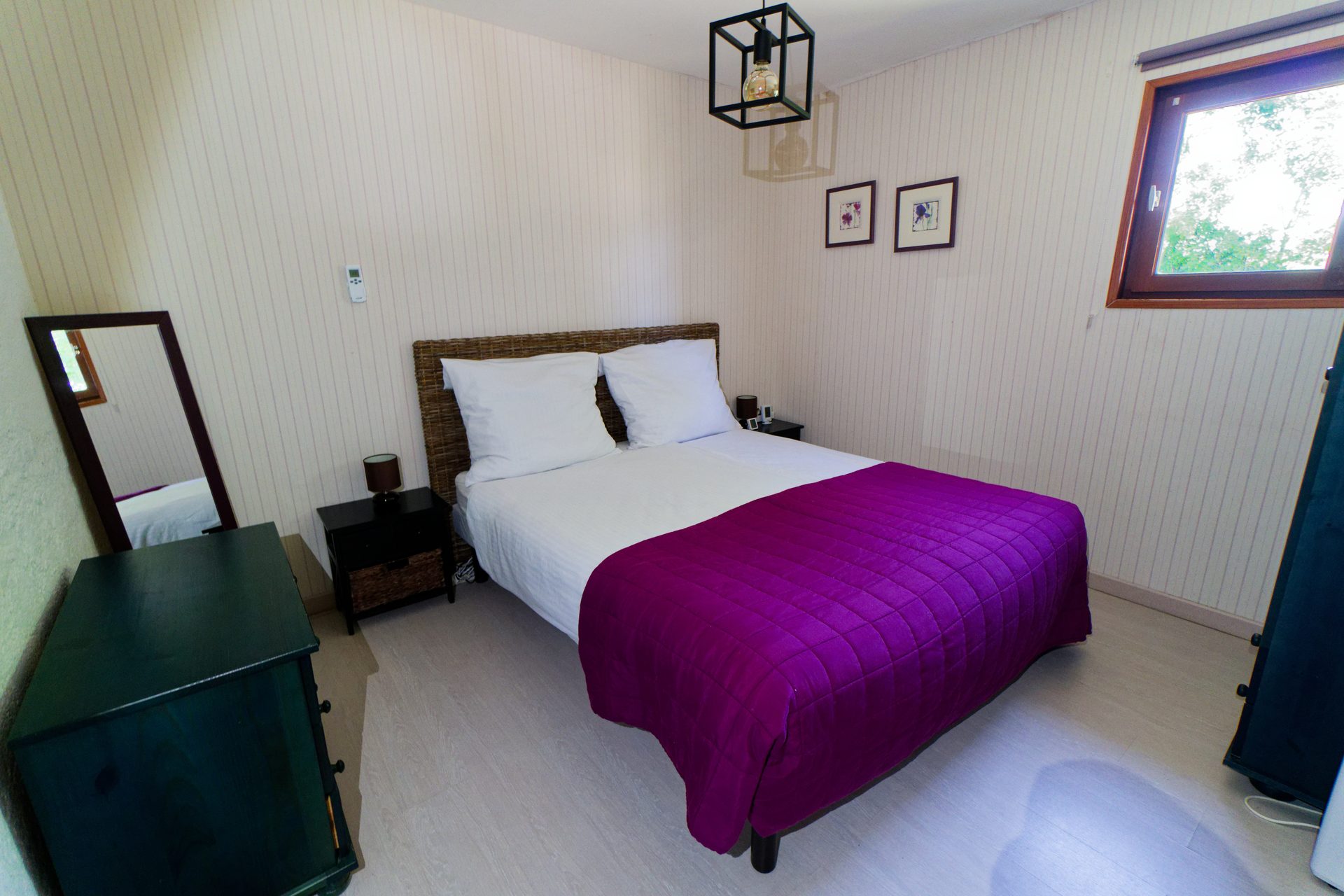 Chambre 2 - lit violet